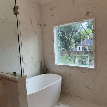 123 Remodeling - Master bathroom - Bathtub in wet room - General Contractors Near Me - Farmers Branch, Texas