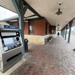 Berwyn Metra Station - Outside platform, new and modern updated ticketing booth, easy to use. Original paver bricks platform. Clean and well maintained