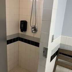 Shoreline RV Park - Clean shower