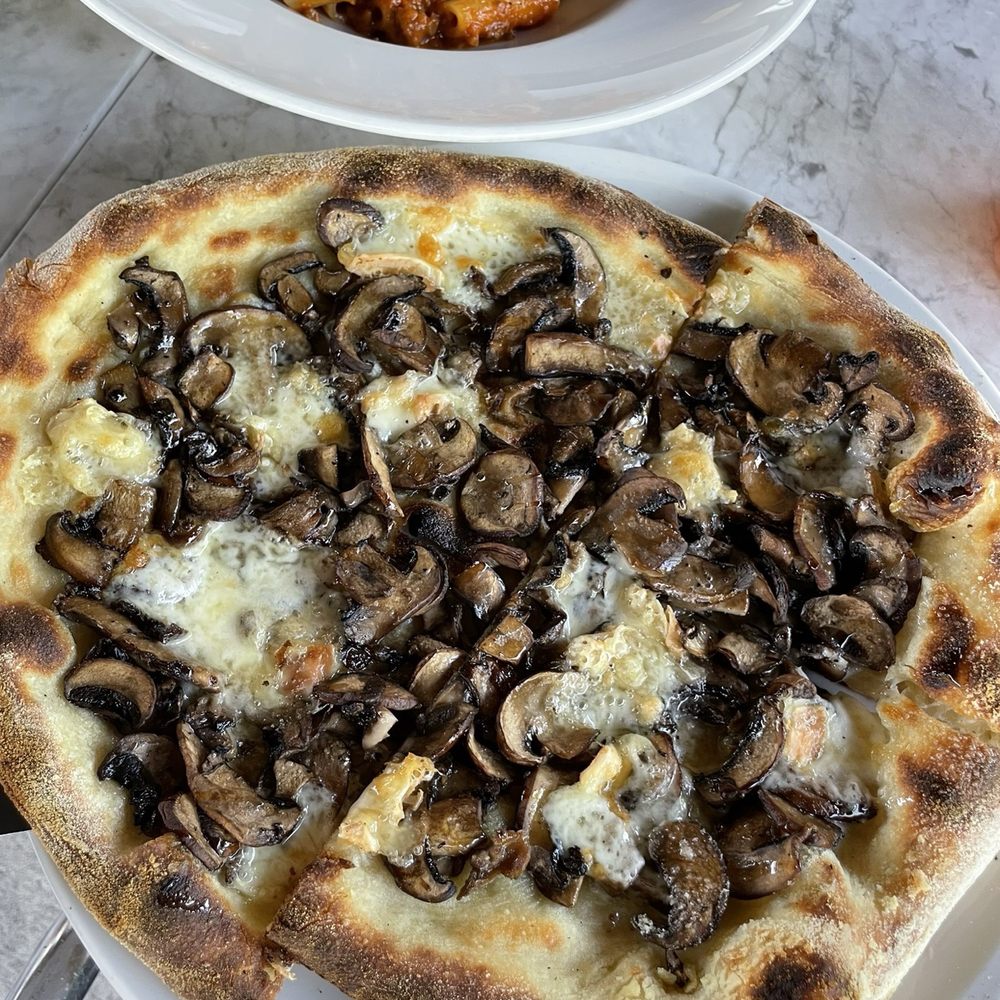Il Fornello - Pizza funghi - Italian Near Me - Oakville, Ontario Il Fornello - Pizza funghi - Italian Near Me - Oakville, Ontario