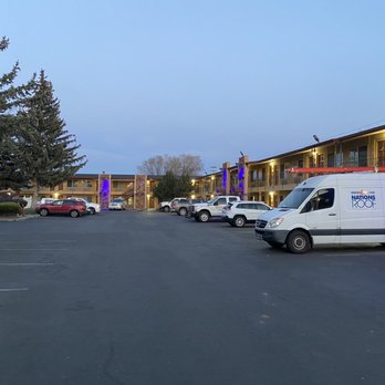 Cimarron Inn Klamath Falls - Parking lot at dusk - Hotels Near Me - Klamath Falls, Oregon