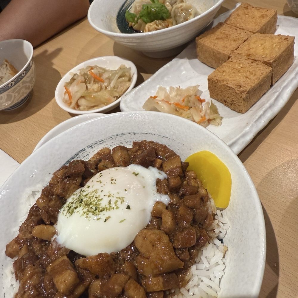 Honolulu Noodle & Co - Neo Loco moco aka 卤肉饭 crispy tofu Spicy dumplings - Ramen Near Me - Honolulu, Hawaii