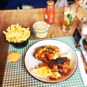Kipkot - Demi-poulet compote de goldens frites et sauce Jappy - Belgian Near Me - Brussels, BRU Kipkot - Demi-poulet compote de goldens frites et sauce Jappy - Belgian Near Me - Brussels, BRU