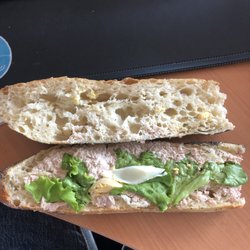 Boulangerie Devesa - C'est censer être un Thon mayo avec de la salade, œuf et tomate.