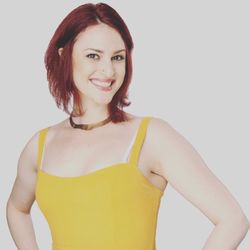 Earth Glow - Liz Pless - Austinite esthetician and eyelash stylist of over 7 years, as well as the owner of Earth Glow !