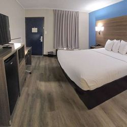 SureStay by Best Western Victoria - King Guest Room