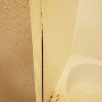 Hampton Inn by Hilton Irvine East - Lake Forest - Shower wall separation. - Hotels Near Me - Foothill Ranch, California
