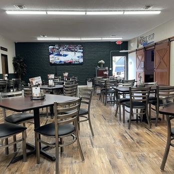 Rogue Pub N Putt - Main restaurant dining area with multiple big screens - Pubs Near Me - Rogue River, Oregon