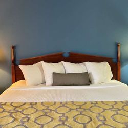 Baymont by Wyndham Corydon - Guest room