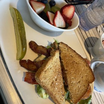 Another Broken Egg Cafe - Bacon and avocado with garlic aïoli was SO good! - Breakfast & Brunch Near Me - Siesta Key, Florida