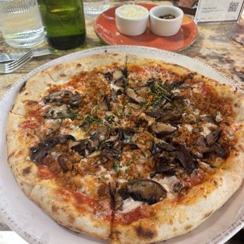 Tin Roof Bistro - Sausage Fig and Pig Pizza - New American Near Me - Manhattan Beach, California Tin Roof Bistro - Sausage Fig and Pig Pizza - New American Near Me - Manhattan Beach, California