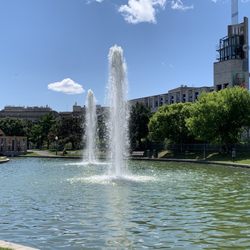 Ça Roule Montréal - Beautiful fountains in Vieux Port