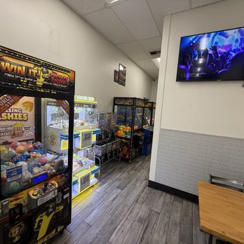 Zeppo's Pizza - Game area for kids - Pizza Near Me - Bakersfield, California