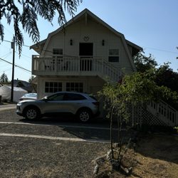 Five Seasuns Bed and Breakfast - Our unit (Indian summer suite) was on the top floor - we had private parking below.