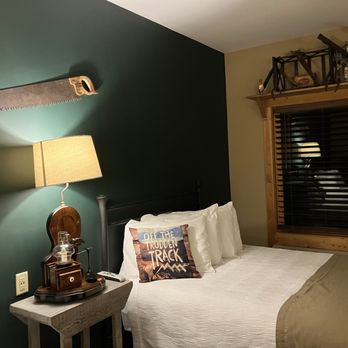 Lydia Mountain Lodge & Log Cabins - Lodge room - Hotels Near Me - Stanardsville, Virginia Lydia Mountain Lodge & Log Cabins - Lodge room - Hotels Near Me - Stanardsville, Virginia