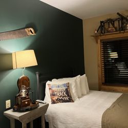 Lydia Mountain Lodge & Log Cabins - Lodge room