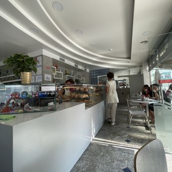Pastelaria Pão Quente - Interior - Breakfast & Brunch Near Me - Loures, 11 Pastelaria Pão Quente - Interior - Breakfast & Brunch Near Me - Loures, 11