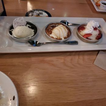 BJ's Restaurant & Brewhouse - Cookie dessert sampler piezookis - New American Near Me - Laurel, Maryland