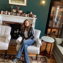 Cabernet Inn - Main floor sitting area