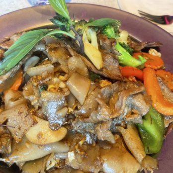 Isaan Der - Thai Kitchen & Bar - Pad Kee Mao with beef - Thai Near Me - Richmond Hill, Ontario Isaan Der - Thai Kitchen & Bar - Pad Kee Mao with beef - Thai Near Me - Richmond Hill, Ontario