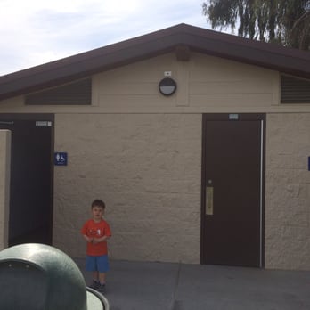Buttonwillow Recreation and Park District - Nice clean bathroom - Parks Near Me - Buttonwillow, California