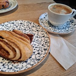 Maison Émilie - Franzbrötchen mit Kaffee