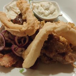 Gaststätte Restaurant Mainterrasen - Athena Teller mit Souvlaki, Gyros und Kalamari und Reis und Zaziki,