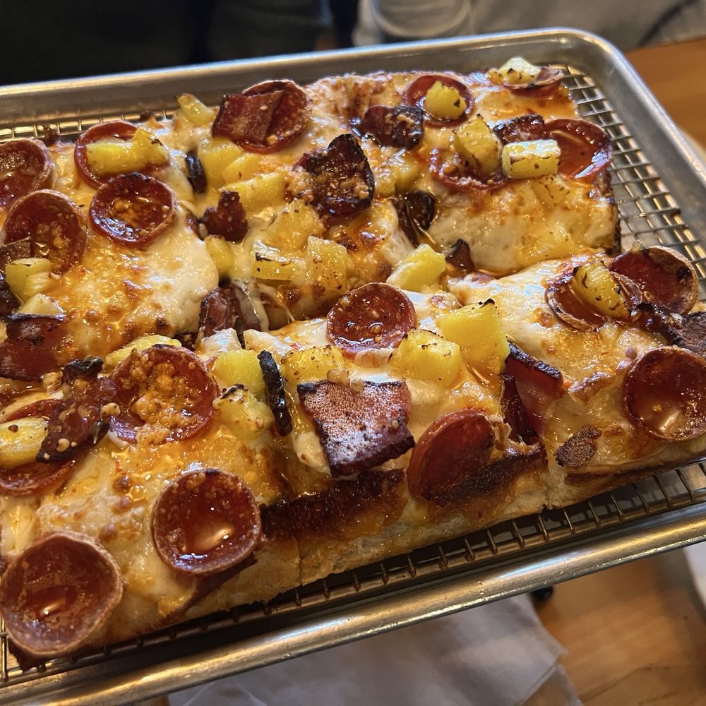 Spicy pineapple pizza