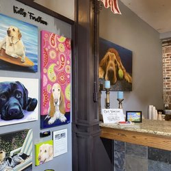 Galerie Elan - Bar area with dog art