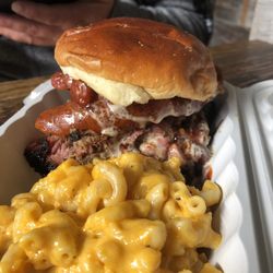 Angry Barnyard BBQ - Lil' bo sandwich with Mac n cheddar