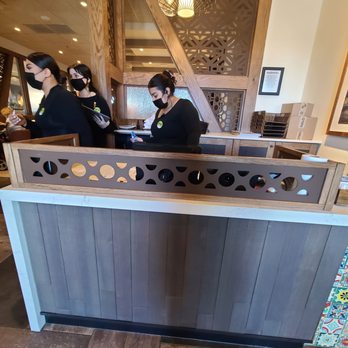 Olive Garden Italian Restaurant - 3 Hostesses yet I was not acknowledged. - Italian Near Me - Menifee, California