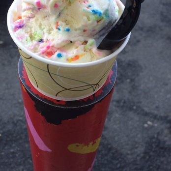 Magic Fountain - Cake mix ice cream (small size) - Ice Cream & Frozen Yogurt Near Me - Mattituck, New York