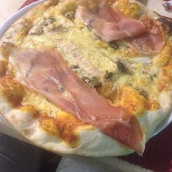 La Margueria - La valdostana jambon cru/fromage/oignon/champignon/roblochon... La meilleur pizza de la vallée certes pas très diète!