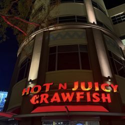 Hot N Juicy Crawfish - Outside