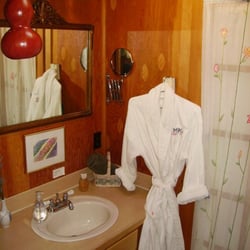 MiKo's Guest House - Cotton robes, slippers, & sandals for your trip to the outdoor hottub.