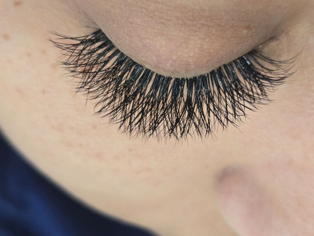 Moms Brows & Beauty Lab Logo