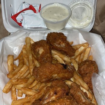 Solly Pizza - 8 Pieces Wing Dings Platter good but not worth $15 tho - Pizza Near Me - Philadelphia, Pennsylvania