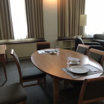 Le Square Phillips - Kitchen table - Hotels Near Me - Montreal, Quebec