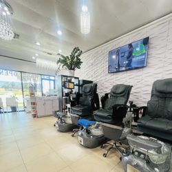 Hi Nails & Spa - Gorgeous spa for you to relax in and have 1st class service. Have a glass of wine while you have your pedicure done.
