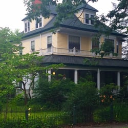 Warfield House Bed & Breakfast - Could use some landscaping upkeep!