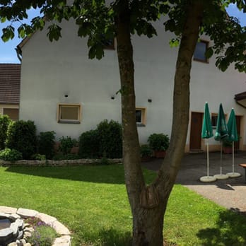 Brauner Hirsch - Biergarten mit Spielplatz  Panorama - Pensions Near Me - Alfeld, BY