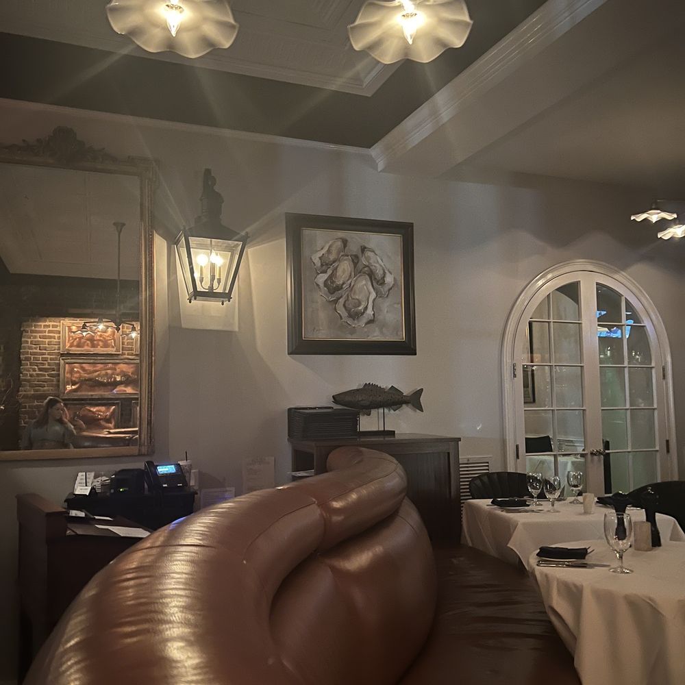 High Cotton - Ambiance - Cocktail Bars Near Me - Charleston, South Carolina High Cotton - Ambiance - Cocktail Bars Near Me - Charleston, South Carolina