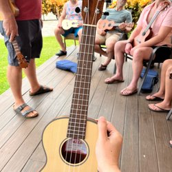 Lahaina Music - Free lesson at Royal Lahaina Resort: This is not the one I bought, but Jason introduced me what "Travel size" ukuleles are.