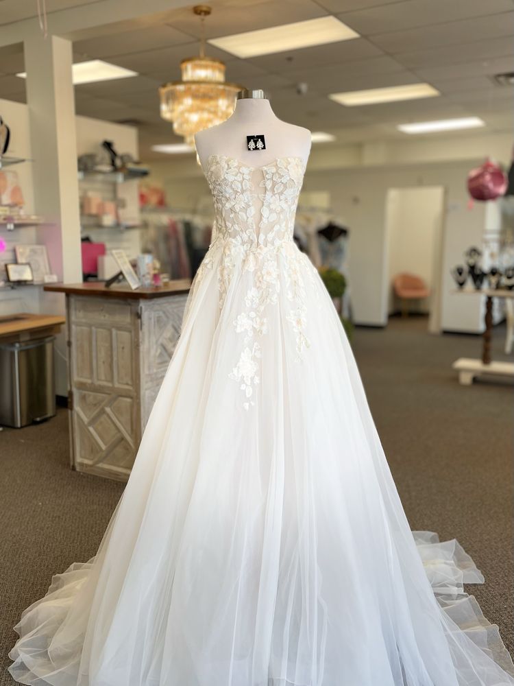 Bridal & Formals by Renee' Lynn Logo