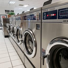Plenty of clean washers and dryers. SMELLS LIKE FABRIC SOFTNER IN HERE!!