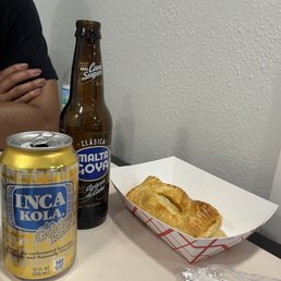 Inca Kola, Malta Goya, pastelito Inca Kola, Malta Goya, pastelito