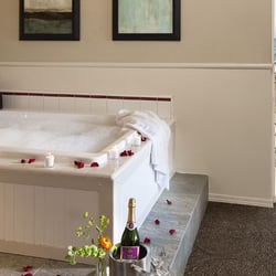 Cambria Landing Inn and Suites - Whirlpool Suite