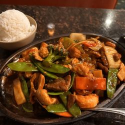 Tasty House Chinese Restaurant - Sizzling Tripple Delight, Beef, Shrimp, Chicken, Vegetables in Brown Sauce.  Served on Sizzling Plate.  DEEELICIOUS!!!