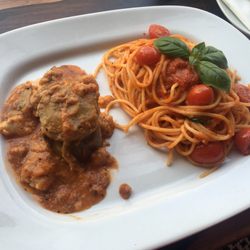 da Patrizia - Spaghetti pomodoro and artichoke - super fresh, delicious, and made perfectly!