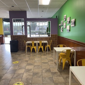 KRAVE Juice & Smoothie Cafe - A clean seating area - Juice Bars & Smoothies Near Me - Chesapeake, Virginia